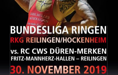 RKG: Wenn nicht jetzt, wann dann? Nachdem die RKG Reilingen/Hockenheim am vergangenen Wochenende ihre weiteste Auswärtsfahrt in der Ringen Bundesliga hinter sich gebracht hat, steht nun der vorletzte Heimkampf ihrer Premierensaison in Deutschlands Oberhaus an. Mit dem RC Merken-Düren kommt der Tabellenvorletzte in die Reilinger Fritz-Mannherz-Halle. Schon im Hinkampf lieferten sich beide Teams ein packendes Duell, bei dem die Ringer aus der Eifel denkbar knapp mit 16:15 ihren bislang einzigen Saisonsieg feiern durften. Für die Ringkampfgemeinschaft stehen am kommenden Samstag alle Weichen auf den ersten Saisonsieg, den das Team von Coach Wolfgang Laier hat in der Rückrunde dank der starken türkischen Neuzugänge um Olympiasieger Taha Akgül ordentlich zugelegt und zwei starke Kämpfe abgeliefert. Die Gäste warten nun schon seit dem letzten Heimkampf gegen die RKG auf ihren zweiten Bundesliga Sieg und konnten zuletzt zweimal nicht mehr als fünf Punkte erringen. Obwohl die aktuelle Formkurve die RKG erstmals als leichten Favoriten in den Kampf schickt, müssen die Reilinger gewarnt sein. Die Staffel von Coach Daniel Anderson wird sicherlich in Bestformation in die Kurpfalz reisen. Mit dem Kroaten Antonio Kamenjasevic (80 Kilo Greco), dem Esten Aimar Andruse (75 Kilo Freistil) und dem Ungar Eric Szilvassy (98/86 Kilo Greco) verfügt der RC über eine starke Ausländer Achse. Außerdem kommt mit Timo Moosmann (71 Kilo Freistil) ein alter Bekannter nach Reilingen, der bereits mit dem KSV Tennenbronn starke Regionalliga Kämpfe in Reilingen abliefern konnte. Für die Ringkampfgemeinschaft steht der Fokus klar auf Sieg, um sich für die starken Leistungen in diesem Jahr endlich zu belohnen. Außerdem wird mit Laura Ferdinand die Mattenrichterin den Kampf leiten, die bereits beim Reilinger Aufstieg in Schriesheim gepfiffen hat. Die Omen stehen also gut für die RKG. Der Kampf beginnt am kommenden Samstag, den 30.11., um 19:30 Uhr in der Reilinger Fritz-Mannherz-Halle. Auch im Vorkampf (17:30 Uhr) darf mit viel Spannung gerechnet werden, wenn der Tabellenvierte der Verbandsliga, der KSV Bruchsal, die formstarke RKG II fordert. Und auch die RKG Schüler empfangen zu ihrem letzten Saisonkampf ab 16:30 Uhr den KSV zum Spitzenduell um den ersten Platz in der Tabelle. hef